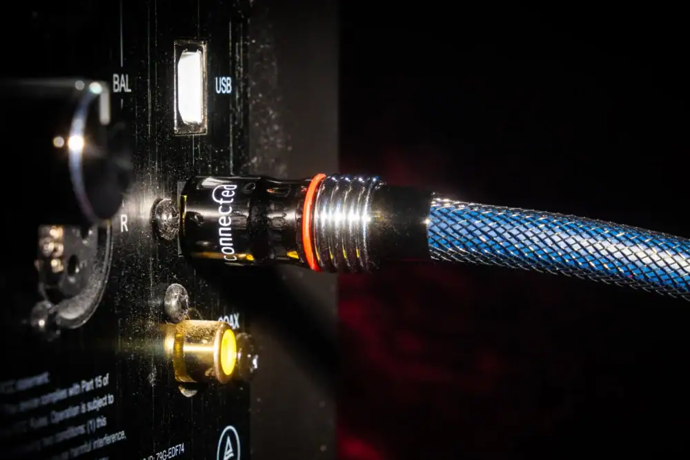 RU connected optische Toslink kabel aangesloten op de optische ingang van een actieve speaker.