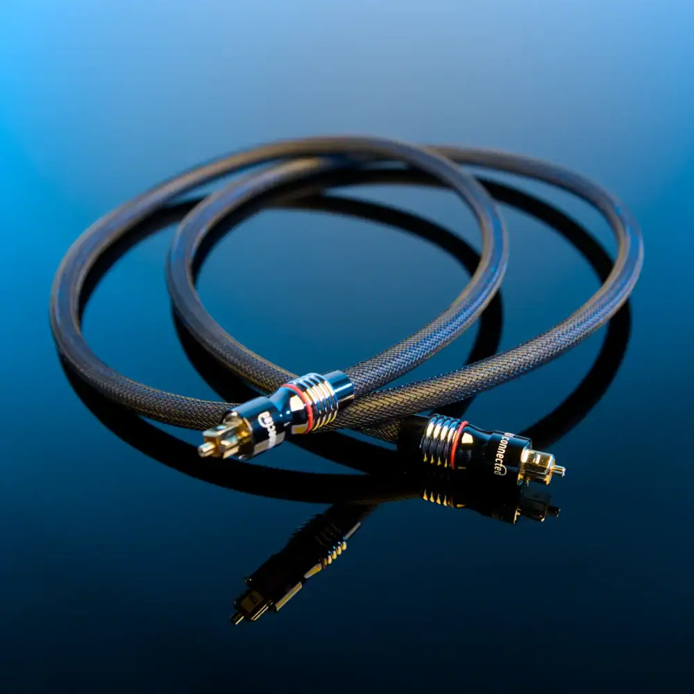 Opgerolde RU connected optische kabel met twee Toslink-connectoren tegen een blauwe achtergrond.