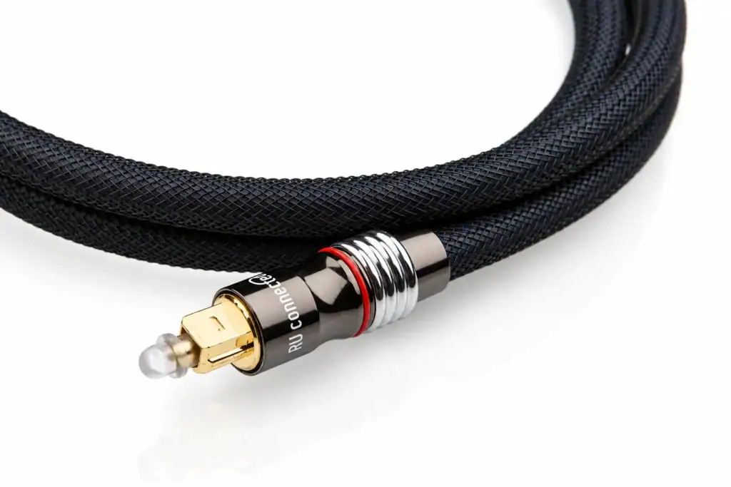 Toslink-connector met het transparante beschermdopje dat je voor het aansluiten verwijdert.