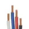 ru-connected-speakerkabel-render-koperaders-20260924 Close-up render van vier geïsoleerde aders in wit, blauw, rood en zwart met gedraaide koperdraadjes.