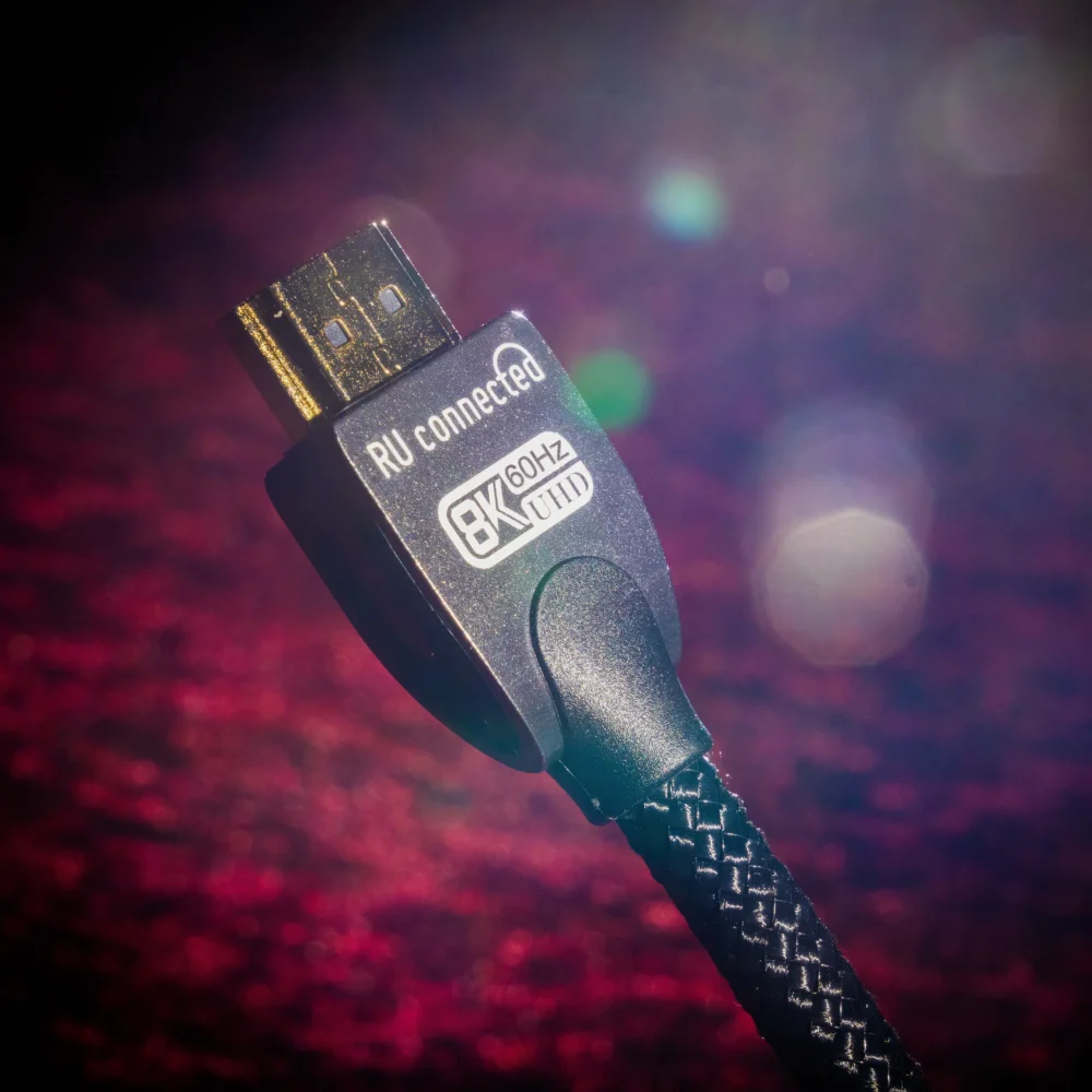 ru-connected-ultimate-hdmi-2-1-kabel-rood-fluweel HDMI-stekker van de RU connected Ultimate HDMI 2.1 kabel op rood fluweel