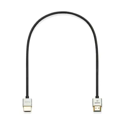 Dunne HDMI 2.1 kabel van 0,5 meter van RU connected op een witte achtergrond, met beide aluminium stekkers.