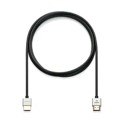 Dunne HDMI 2.1 kabel van 1,5 meter van RU connected, opgerold op een witte achtergrond, met beide aluminium stekkers.