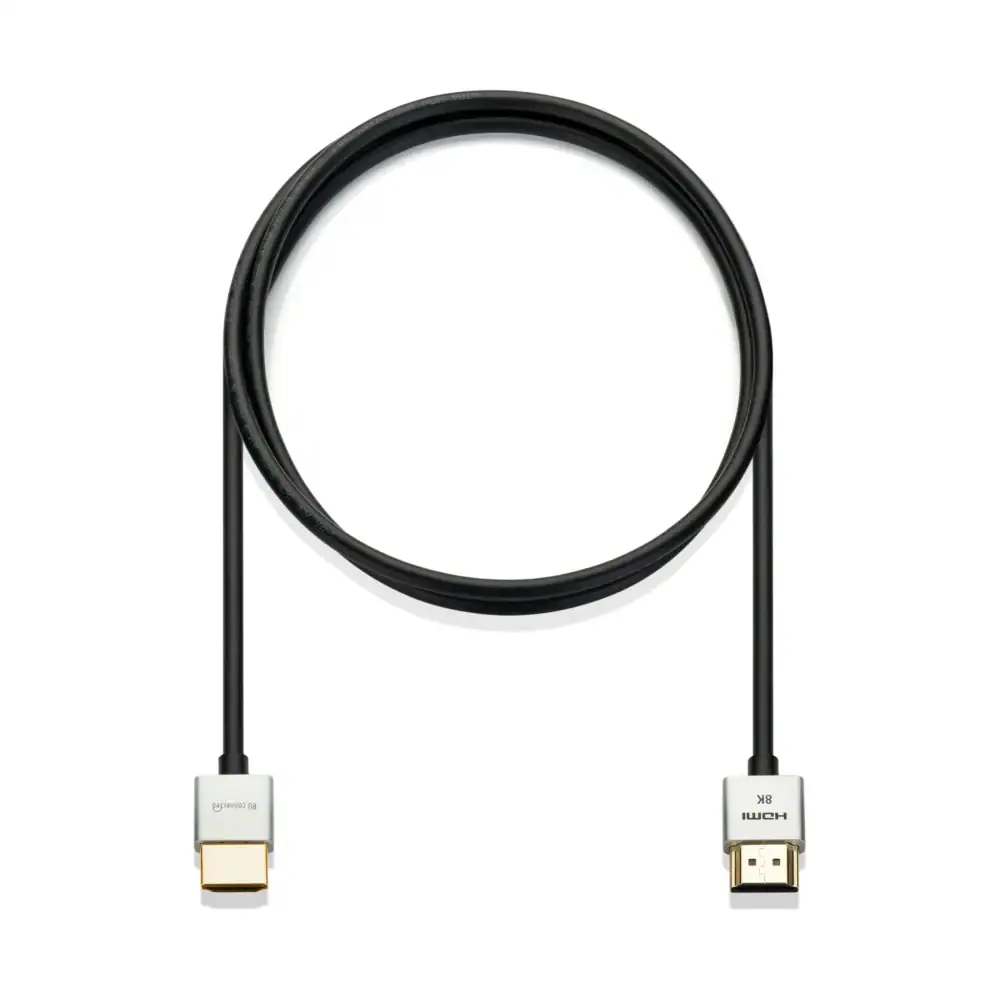 Dunne HDMI 2.1 kabel 1 m Dunne HDMI 2.1 kabel van 1 meter van RU connected, opgerold op een witte achtergrond, met beide aluminium connectoren in beeld.