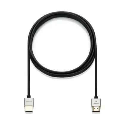 Dunne HDMI 2.1 kabel van 2 meter van RU connected, opgerold op een witte achtergrond, met beide aluminium stekkers.