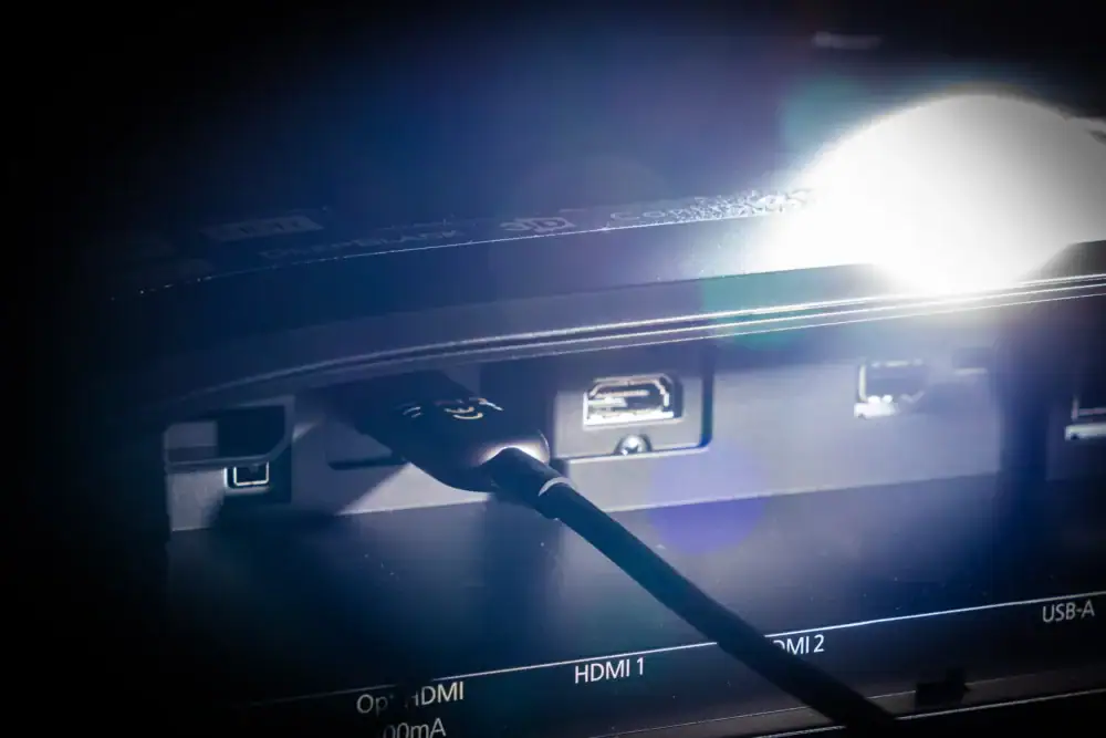 ru-connected-optische-hdmi-2-1-beamer RU connected optische HDMI 2.1 kabel aangesloten op een beamer