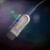 ru-connected-optische-hdmi-2-1-connector-bokeh Source-connector van de optische HDMI 2.1 kabel met gekleurde achtergrond
